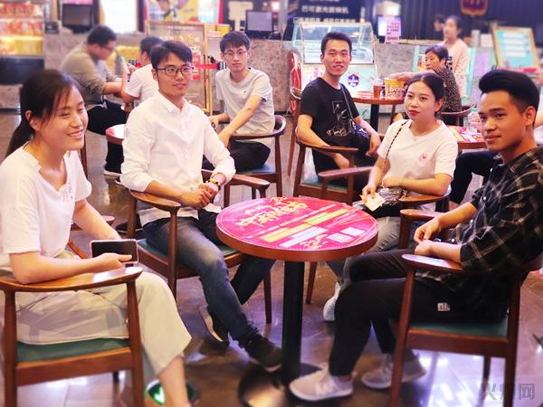 與愛同行,雙喜臨門!火爆網(wǎng)發(fā)放中秋禮品并包場(chǎng)邀請(qǐng)200名員工看電影! 與愛同行,雙喜臨門!火爆網(wǎng)發(fā)放中秋禮品并包場(chǎng)邀請(qǐng)200名員工看電影!