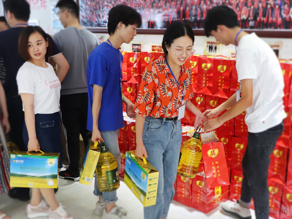 與愛同行,雙喜臨門!火爆網(wǎng)發(fā)放中秋禮品并包場(chǎng)邀請(qǐng)200名員工看電影! 與愛同行,雙喜臨門!火爆網(wǎng)發(fā)放中秋禮品并包場(chǎng)邀請(qǐng)200名員工看電影!