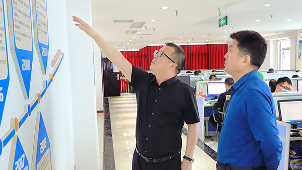 熱烈歡迎石佛園區(qū)運(yùn)營中心魏主任一行蒞臨火爆網(wǎng)參觀指導(dǎo)! 熱烈歡迎石佛園區(qū)運(yùn)營中心魏主任一行蒞臨火爆網(wǎng)參觀指導(dǎo)!