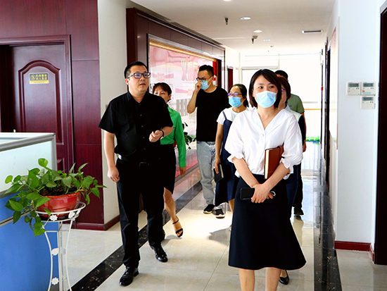 熱烈歡迎創(chuàng)新協(xié)同中心吳主任一行蒞臨火爆網參觀考察! 熱烈歡迎創(chuàng)新協(xié)同中心吳主任一行蒞臨火爆網參觀考察!