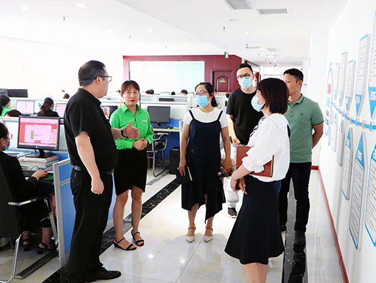 熱烈歡迎創(chuàng)新協(xié)同中心吳主任一行蒞臨火爆網參觀考察! 熱烈歡迎創(chuàng)新協(xié)同中心吳主任一行蒞臨火爆網參觀考察!