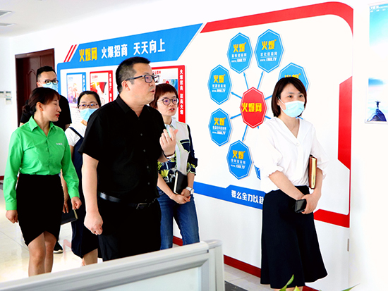 熱烈歡迎創(chuàng)新協(xié)同中心吳主任一行蒞臨火爆網參觀考察! 熱烈歡迎創(chuàng)新協(xié)同中心吳主任一行蒞臨火爆網參觀考察!