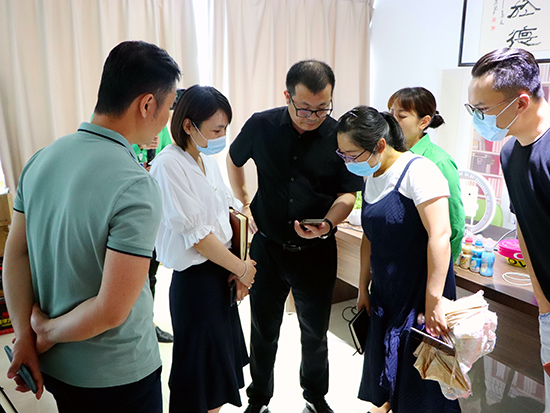 熱烈歡迎創(chuàng)新協(xié)同中心吳主任一行蒞臨火爆網參觀考察! 熱烈歡迎創(chuàng)新協(xié)同中心吳主任一行蒞臨火爆網參觀考察!