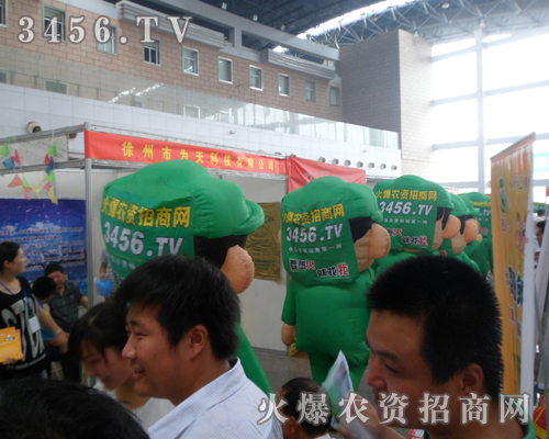 卡通氣模宣傳隊(duì)伍龐大的陣容出現(xiàn)在會(huì)場(chǎng)上