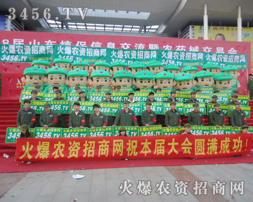 火爆人堅守著崗位,紋絲不動地奮戰(zhàn)在會場上