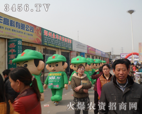 黑莊農(nóng)資會(huì)上聚集了無(wú)數(shù)火爆農(nóng)資人與廠商相聚