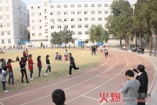 火爆網(wǎng)千米賽跑現(xiàn)場(chǎng)