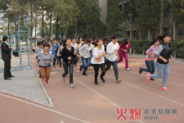 火爆網(wǎng)千米賽跑現(xiàn)場(chǎng)