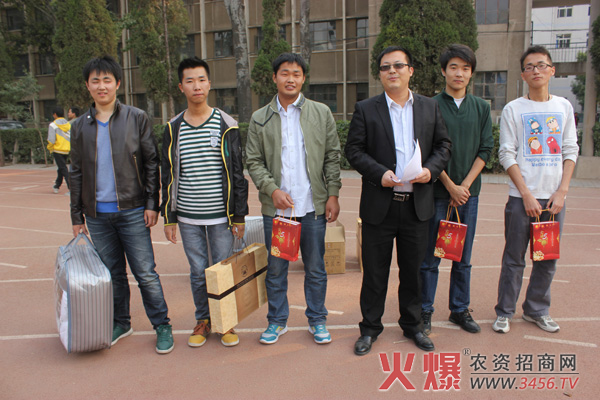 火爆網(wǎng)千米賽跑現(xiàn)場(chǎng)