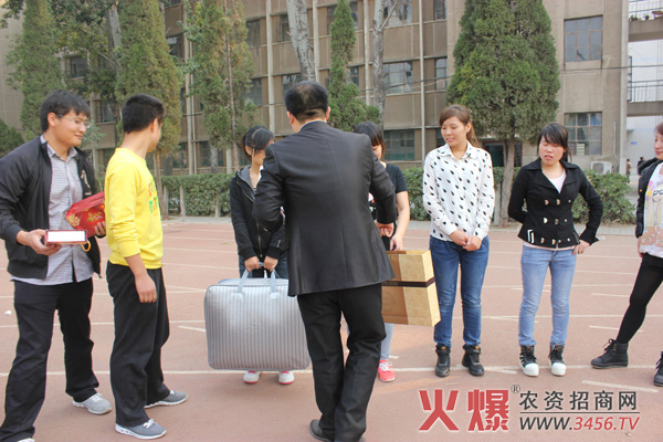 火爆網(wǎng)千米賽跑現(xiàn)場(chǎng)