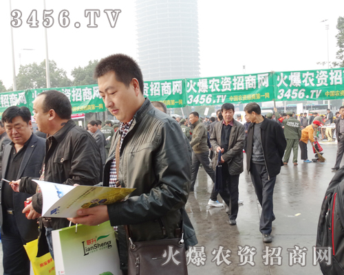 火爆網(wǎng)絡(luò)宣傳隊伍受到參展人員的青睞