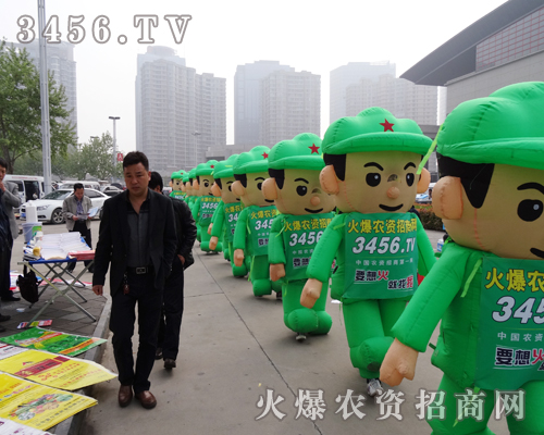 火爆卡通氣模宣傳隊(duì)伍迎接著絡(luò)繹不絕的參展人