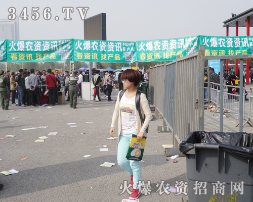 農(nóng)資宣傳戰(zhàn)士在種子會展示無窮的魅力和拼搏的風(fēng)采